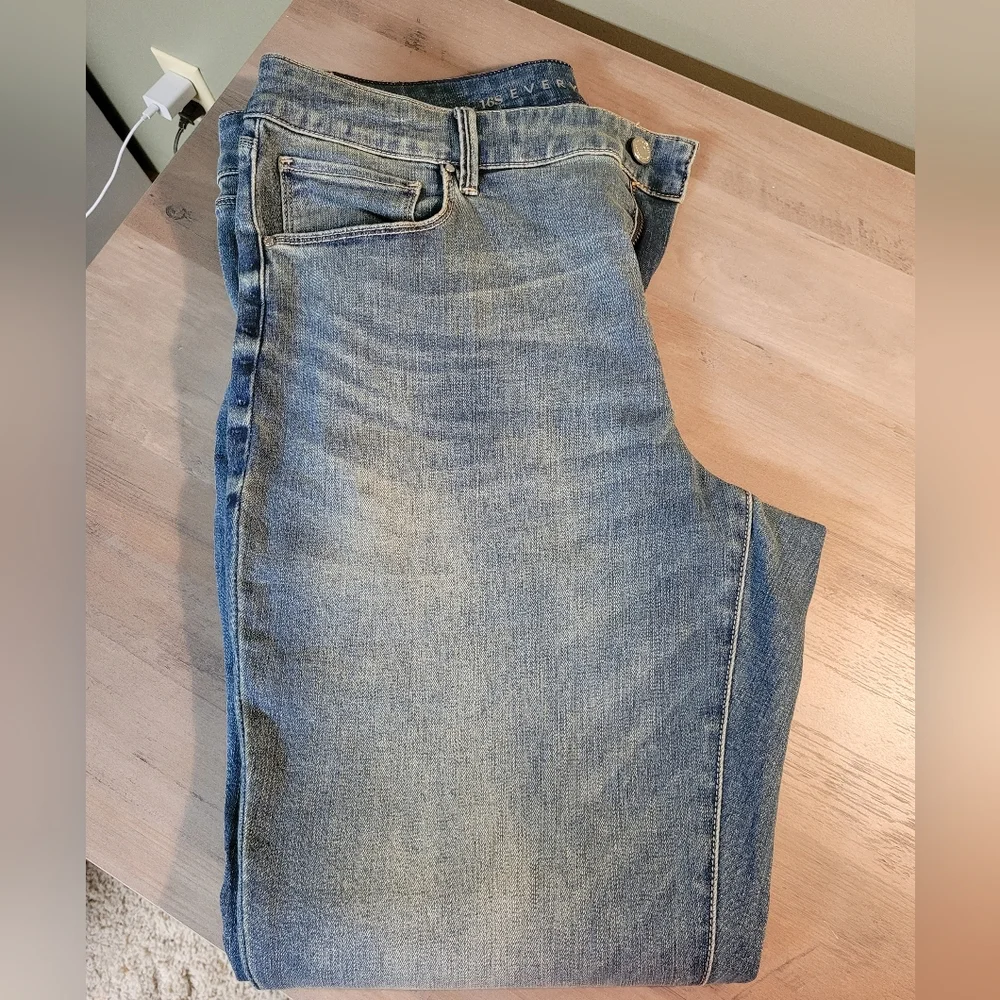 WHBM Curvy Slim Jeans, Like New - Picture 5 of 9